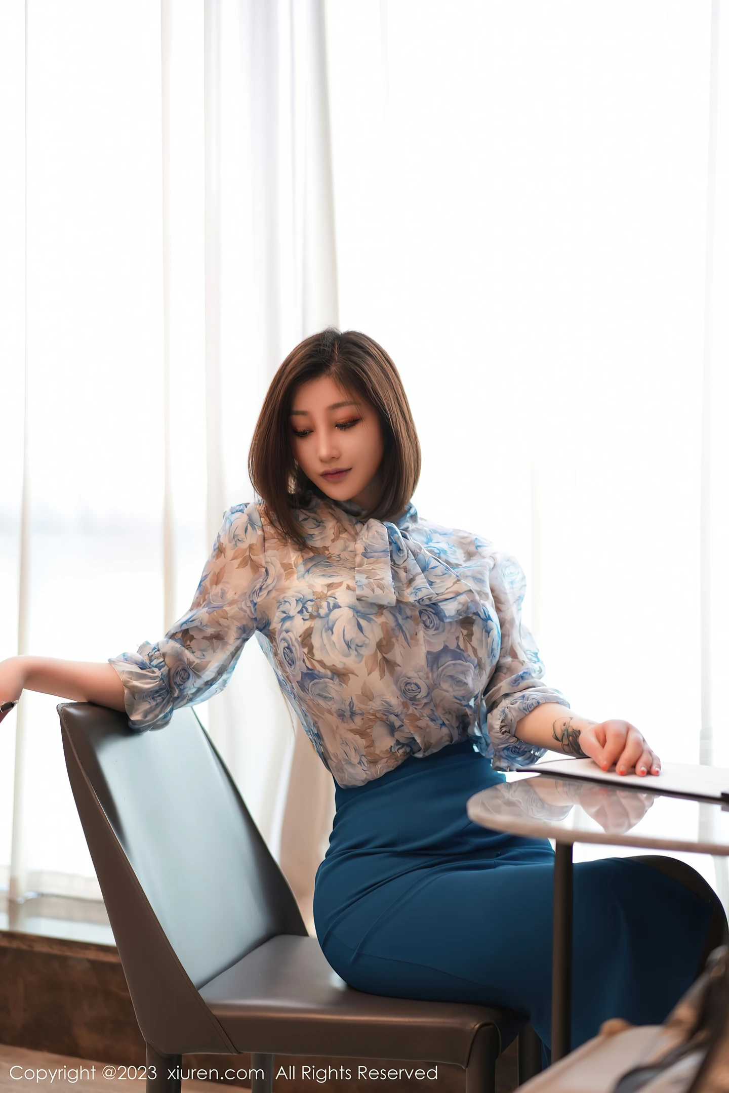 图片[2]-[XiuRen秀人网]2023.04.28 VOL.6657 妲己_Toxic 紧身OL制服与白色蕾丝内衣加黑丝美腿性感私房写真集-秀人网官方网站